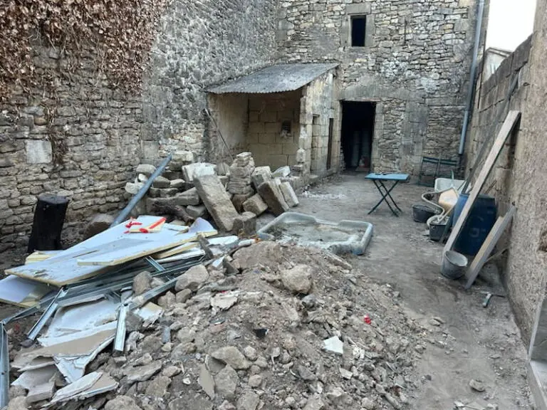 Avant : cour encombrée de gravats